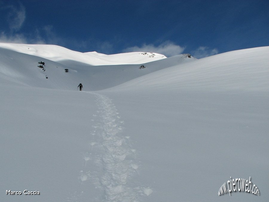 08_Neve intonsa verso il bivacco.JPG